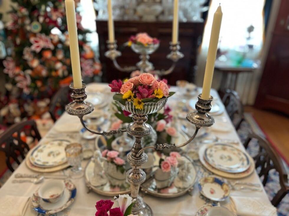 A woman from Wetumpka is taking her table settings to a whole new level, and she's sharing her...