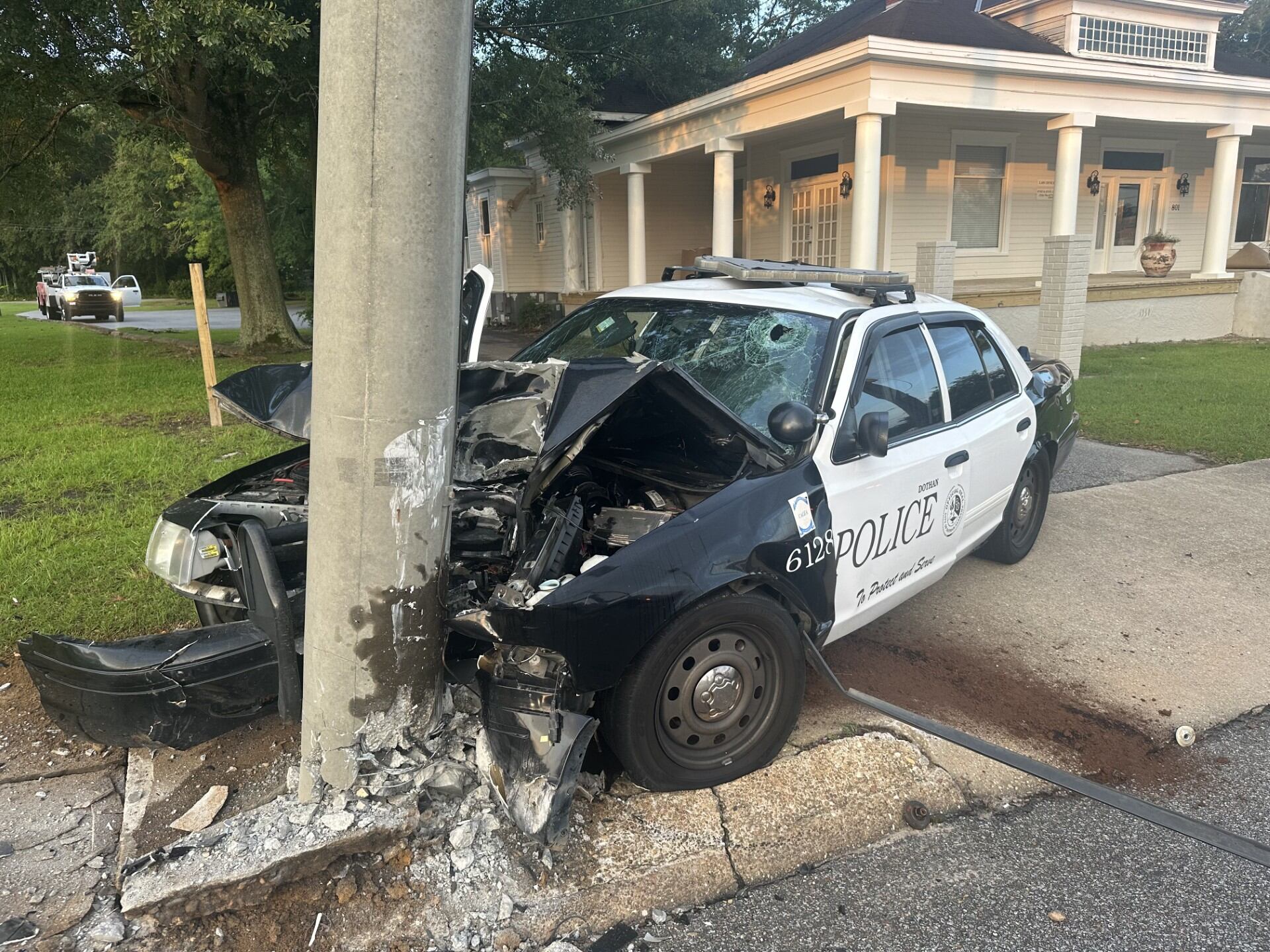 Police cruiser strikes utility pole, causes busy Dothan intersection to close - Vimarsana News