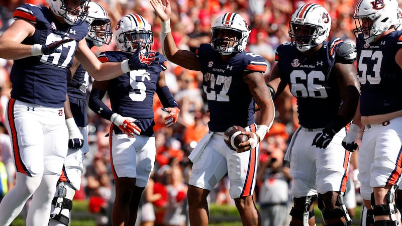 Auburn running back Jarquez Hunter (27) celebrates with teammates after scoring a touchdown...